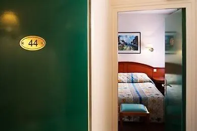 De Geneve Hotel 3*